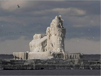 Meraviglie di ghiaccio: il faro che sembra un castello